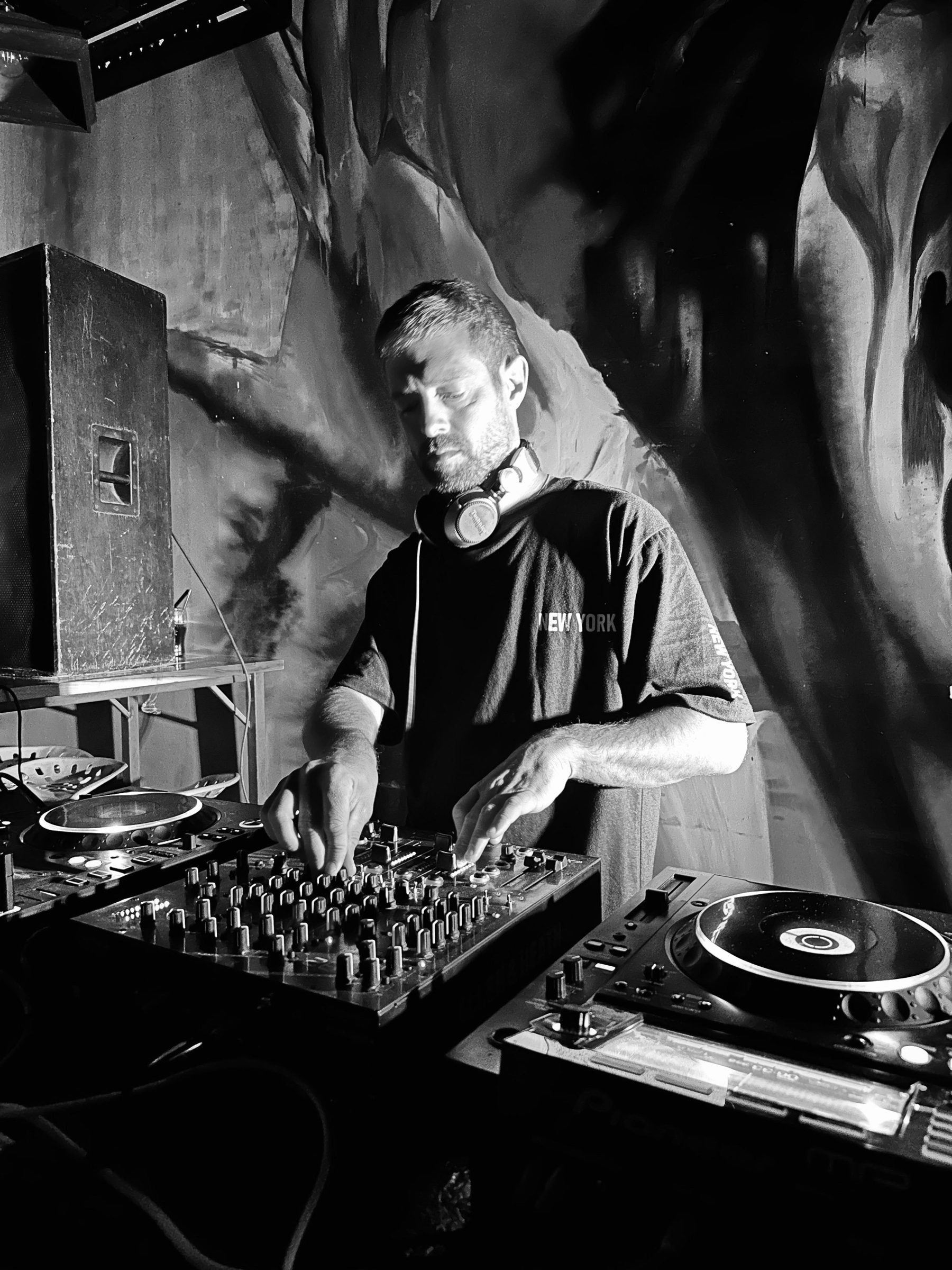 Nico Cassou mezclando en la cabina, en blanco y negro